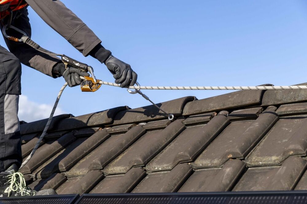 Mitlaufendes Auffanggerät mit Kernmantelseil an einer permanenten Anschlageinrichtung.